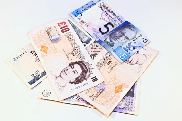 currency, banknotes, money, pay, finances, business, savings, cash register, english pounds. Customer lifetime value formula for UK B2B: how to calculate it