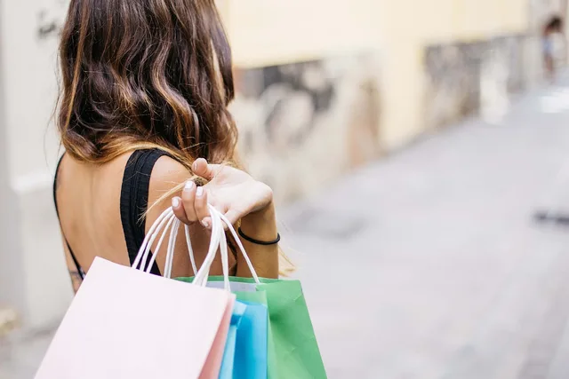 happy holidays, woman, shopping, lifestyle, adult, bags, buy, shopping bags, retail, sale, woman shopping. How UK seasonal trading peaks affect churn and retention planning
